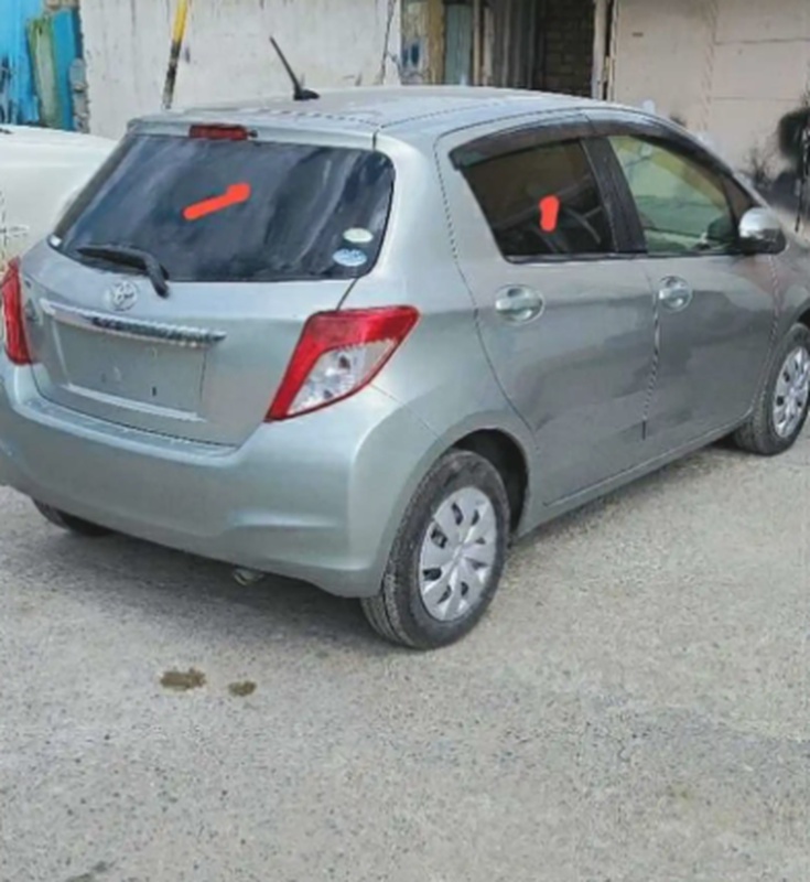 Задние не тонированные стекла от Toyota Vitz 2012